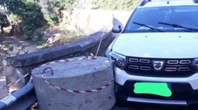 Le “prodezze” del Comune di Vibo nella frazione Longobardi: auto contro il blocco in cemento