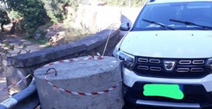 Le “prodezze” del Comune di Vibo nella frazione Longobardi: auto contro il blocco in cemento