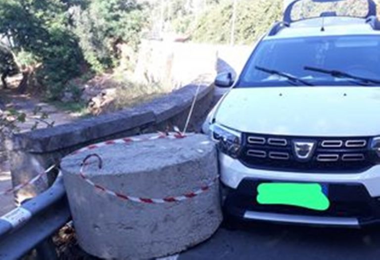 Le “prodezze” del Comune di Vibo nella frazione Longobardi: auto contro il blocco in cemento