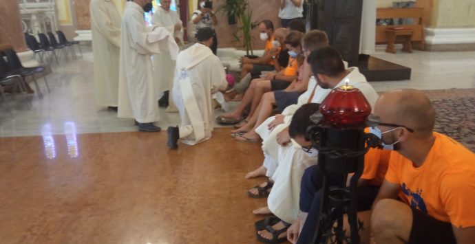 Mileto, il vescovo accoglie la reliquia di Sant’Antonio lavando e baciando i piedi