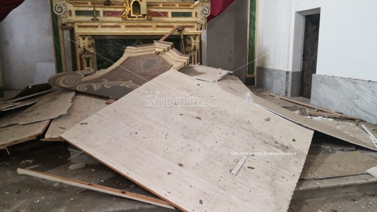 Crolla il controsoffitto nella chiesa di Pizzoni, ingenti i danni