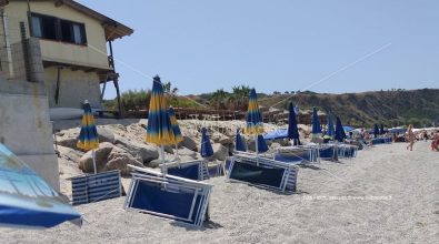 Capo Vaticano: al Tono estate al via con ombrelloni e sdraio abusivi sulla libera spiaggia