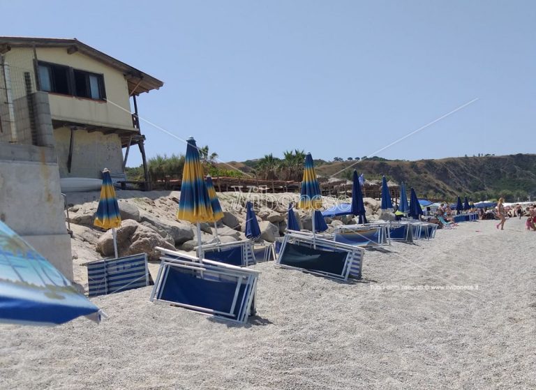 Capo Vaticano: al Tono estate al via con ombrelloni e sdraio abusivi sulla libera spiaggia