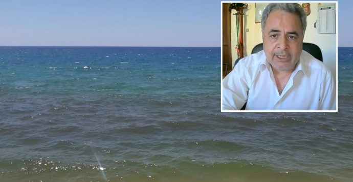 Mare sporco a Nicotera, il sindaco: «Ecco la causa, informata la Capitaneria»