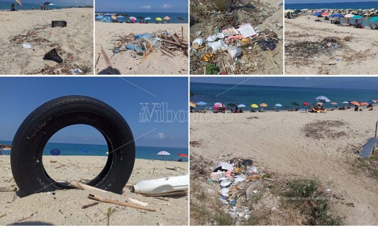 Rifiuti in spiaggia a Pizzo, i villeggianti: «Degrado che ferisce»