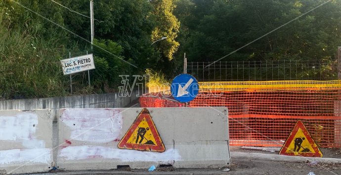 Vibo, ancora chiusa la strada per San Pietro. Il grido dei cittadini: «Isolati e dimenticati da tutti» -Foto