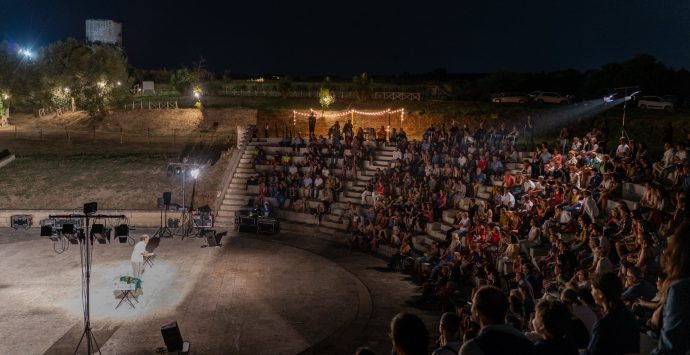 Teatro a Torre Marrana di Ricadi: la VI edizione si chiude con il sold out della Piccola Compagnia Dammacco
