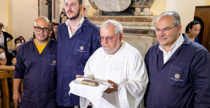 Capistrano, dal maestro Affidato due corone per la Madonna della Montagna di Polsi – Foto