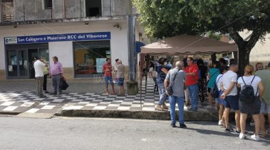 Mobilitazione a Dasà per dire no alla chiusura della filiale della banca – Video