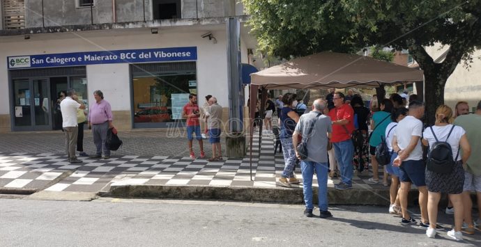 Mobilitazione a Dasà per dire no alla chiusura della filiale della banca – Video