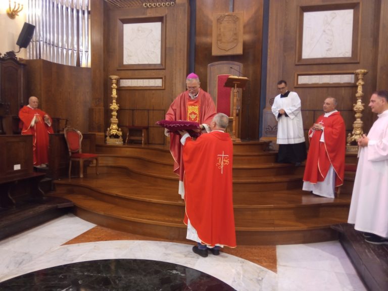 Festa di San Fortunato a Mileto: il gesto “particolare” di don Dicarlo al vescovo