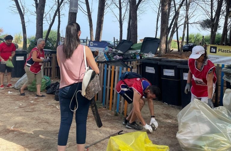 Pizzo, i volontari ripuliscono la pineta di Colamaio I: con loro anche il sindaco Pititto