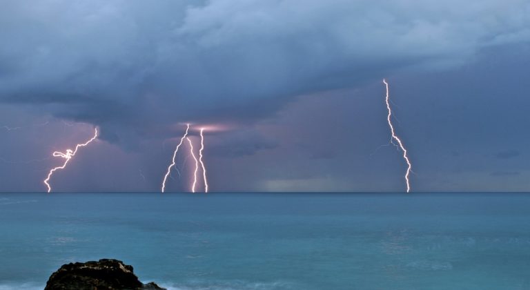 Famiglia colpita da un fulmine sulla spiaggia in Calabria, tutti ricoverati: grave il papà