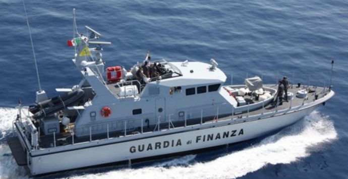 Migranti: Guardia di finanza scorta motoveliero con 100 persone nel porto di Roccella