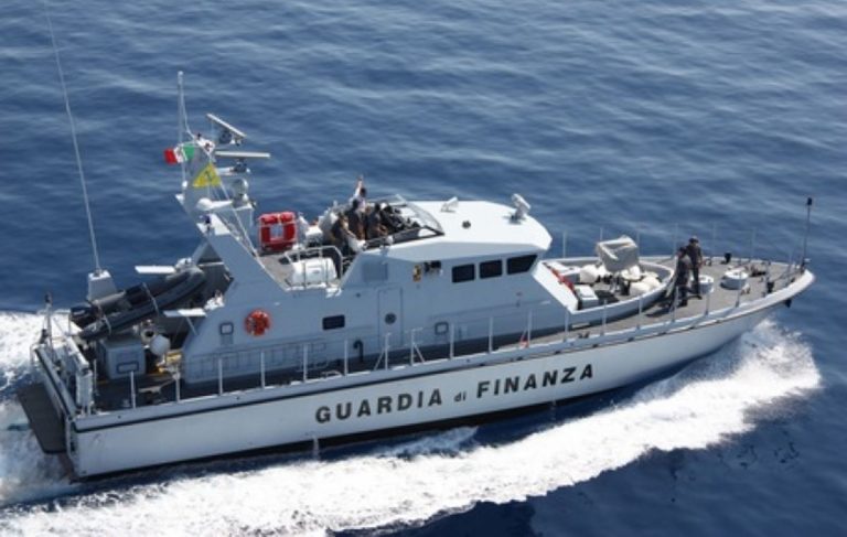 Migranti: Guardia di finanza scorta motoveliero con 100 persone nel porto di Roccella