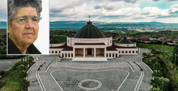 Consacrazione della chiesa voluta da Natuzza, il vescovo: «Aprirò la porta per proseguirne la storia»