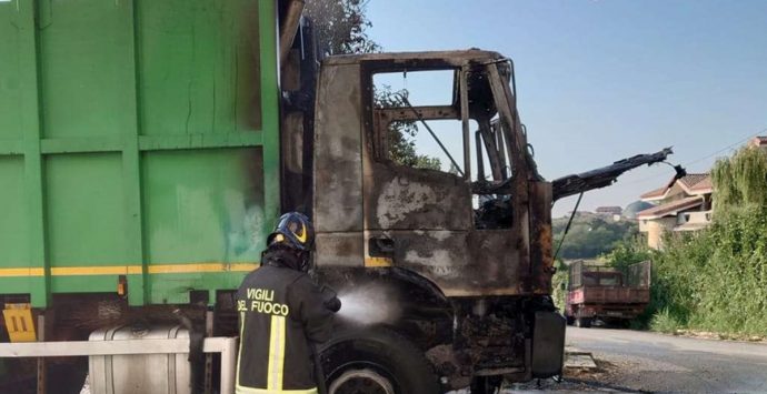 Autocompattatore travolto dalle fiamme nel Vibonese: malore per il conducente