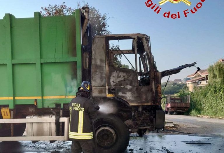 Autocompattatore travolto dalle fiamme nel Vibonese: malore per il conducente