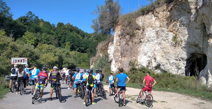 La “Jonadi in bici” centra l’obiettivo di promuovere il ciclismo e il territorio