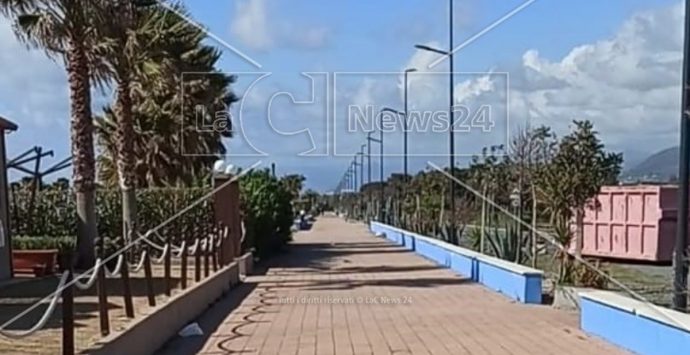 Calabria: turista insegue dei gatti per ucciderli e poi minaccia anche una ragazza