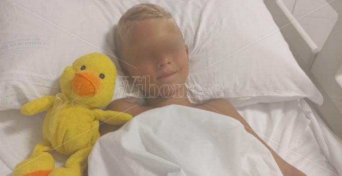 Dimesso il bimbo salvato all’ospedale di Vibo, la mamma: «Qui abbiamo trovato una famiglia»