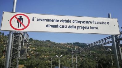 Il cartello dell’artista Pedullà a Mileto: “Vietato dimenticarsi della propria terra”