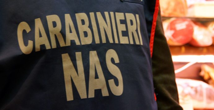 Calabria, in malattia vendeva dolciumi: denunciato dipendente pubblico