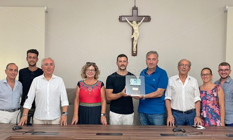 Pizzo: il sindaco conferisce una targa di riconoscimento all’artista Giuseppe Lo Schiavo