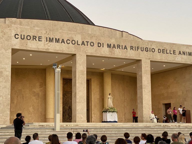Fondazione Natuzza: commozione e giubilo per l’ingresso della Vergine nella nuova chiesa
