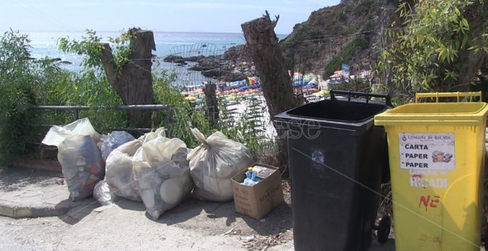Capo Vaticano: i rifiuti alle spalle delle spiagge fra le più belle d’Italia – Video