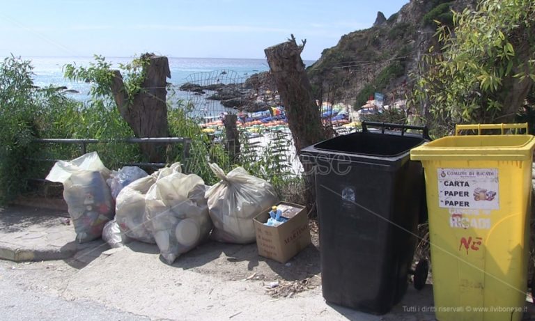 Capo Vaticano: i rifiuti alle spalle delle spiagge fra le più belle d’Italia – Video