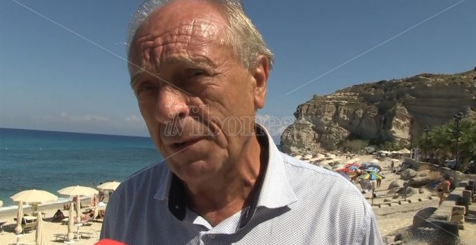 Ricadi, il sindaco ridimensiona l’emergenza rifiuti: «Problema ingigantito e strumentalizzato» – Video