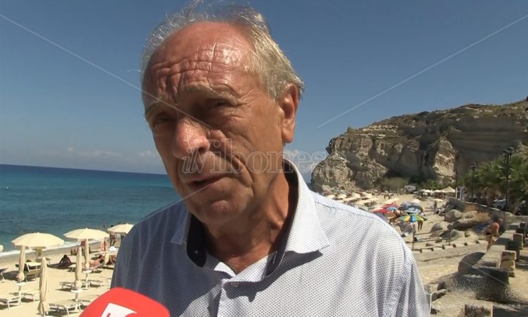 Ricadi, il sindaco ridimensiona l’emergenza rifiuti: «Problema ingigantito e strumentalizzato» – Video