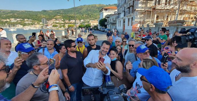 Salvini a Vibo Marina fra slogan, selfie, proposte e “frecciate” agli avversari