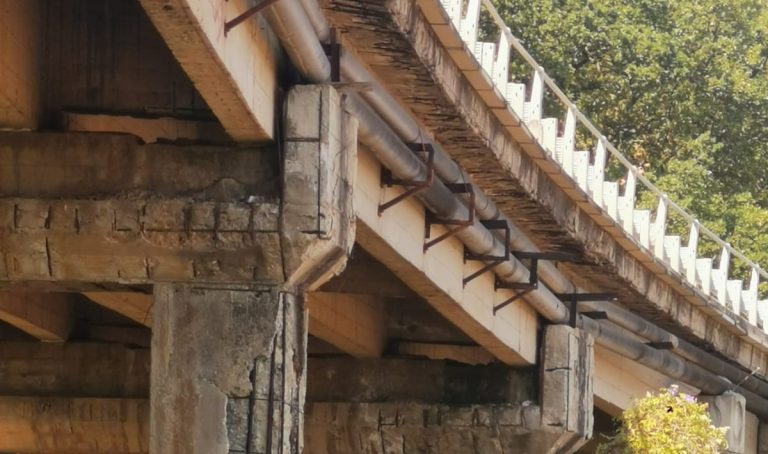 Fa paura il viadotto sull’ex 522 per Tropea: calcestruzzo venuto giù e ferri a vista – Foto