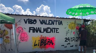 Vibo Marina, i ragazzi di Libera ridipingono il murales deturpato: «È ancora più bello» -Video