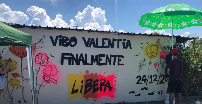 Vibo Marina, i ragazzi di Libera ridipingono il murales deturpato: «È ancora più bello» -Video