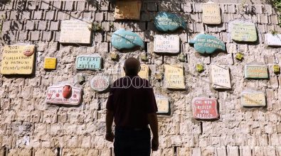 A Zungri le opere di mastro Pino che incide i proverbi calabresi sui muri -Video