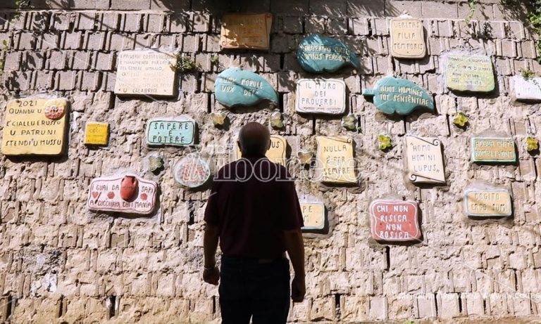 A Zungri le opere di mastro Pino che incide i proverbi calabresi sui muri -Video