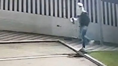 Bomba esplode davanti a concessionaria d’auto a Rende -Video