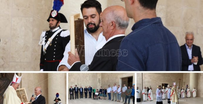 Chiesa Paravati, al vescovo la miniatura del portale realizzata dallo scultore Colloca