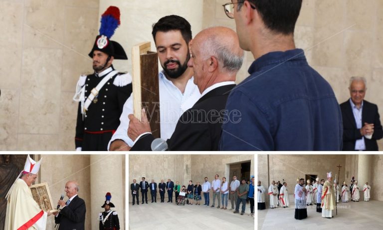 Chiesa Paravati, al vescovo la miniatura del portale realizzata dallo scultore Colloca