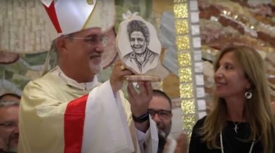 I detenuti del carcere di Catanzaro donano al vescovo Nostro un’opera raffigurante Natuzza