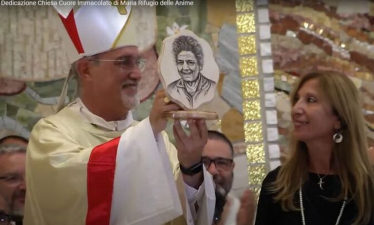 I detenuti del carcere di Catanzaro donano al vescovo Nostro un’opera raffigurante Natuzza