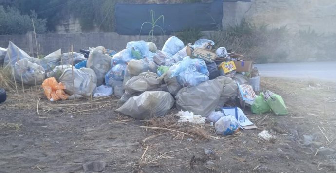 Pizzo, spiagge sporche dopo i falò di San Lorenzo: il Comune corre ai ripari