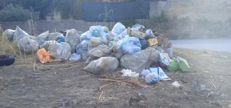 Pizzo, spiagge sporche dopo i falò di San Lorenzo: il Comune corre ai ripari