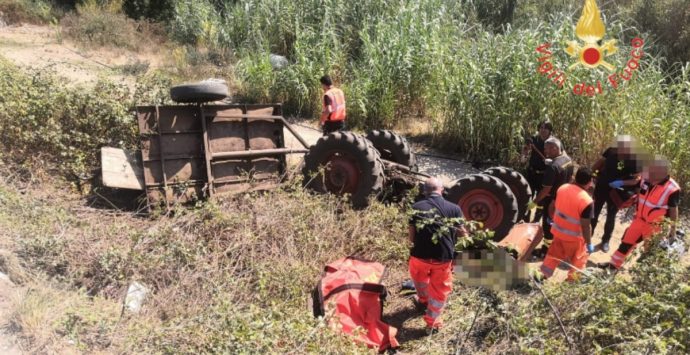 Tragico incidente nel Reggino, si ribalta con il trattore: muore un giovane