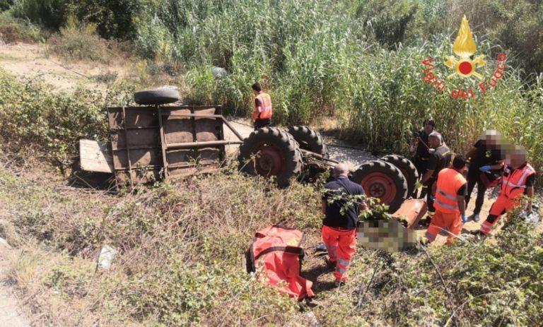 Tragico incidente nel Reggino, si ribalta con il trattore: muore un giovane