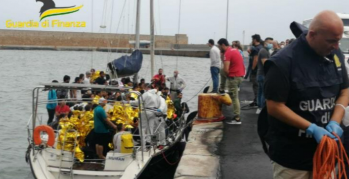 Sbarco migranti, il reparto aeronavale Gdf di Vibo impegnato in 4 operazioni