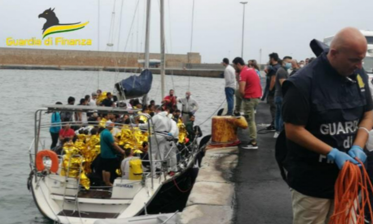 Sbarco migranti, il reparto aeronavale Gdf di Vibo impegnato in 4 operazioni